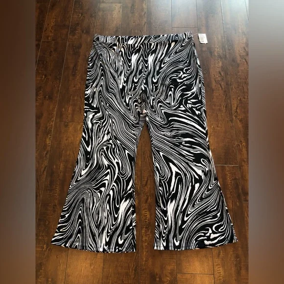 Bar III Plus Size Swirl-Print Flare-Leg Pants, Size 4X Black & White NWT - Picture 3 of 13